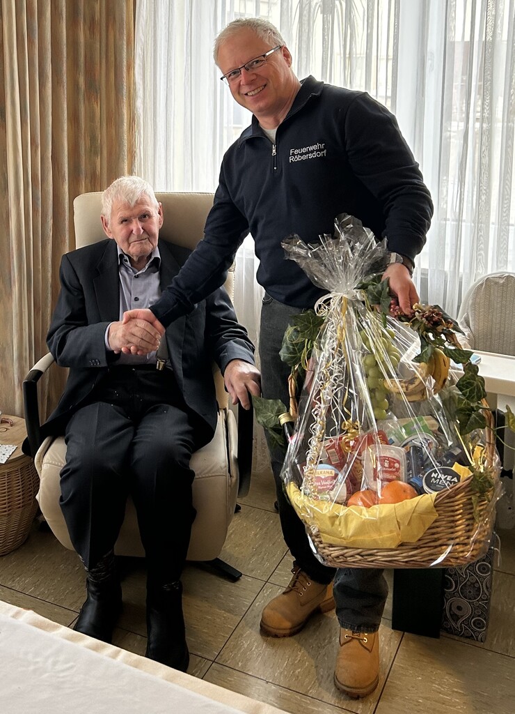 Ältestem Feuerwehrmitglied zum 90. gratuliert